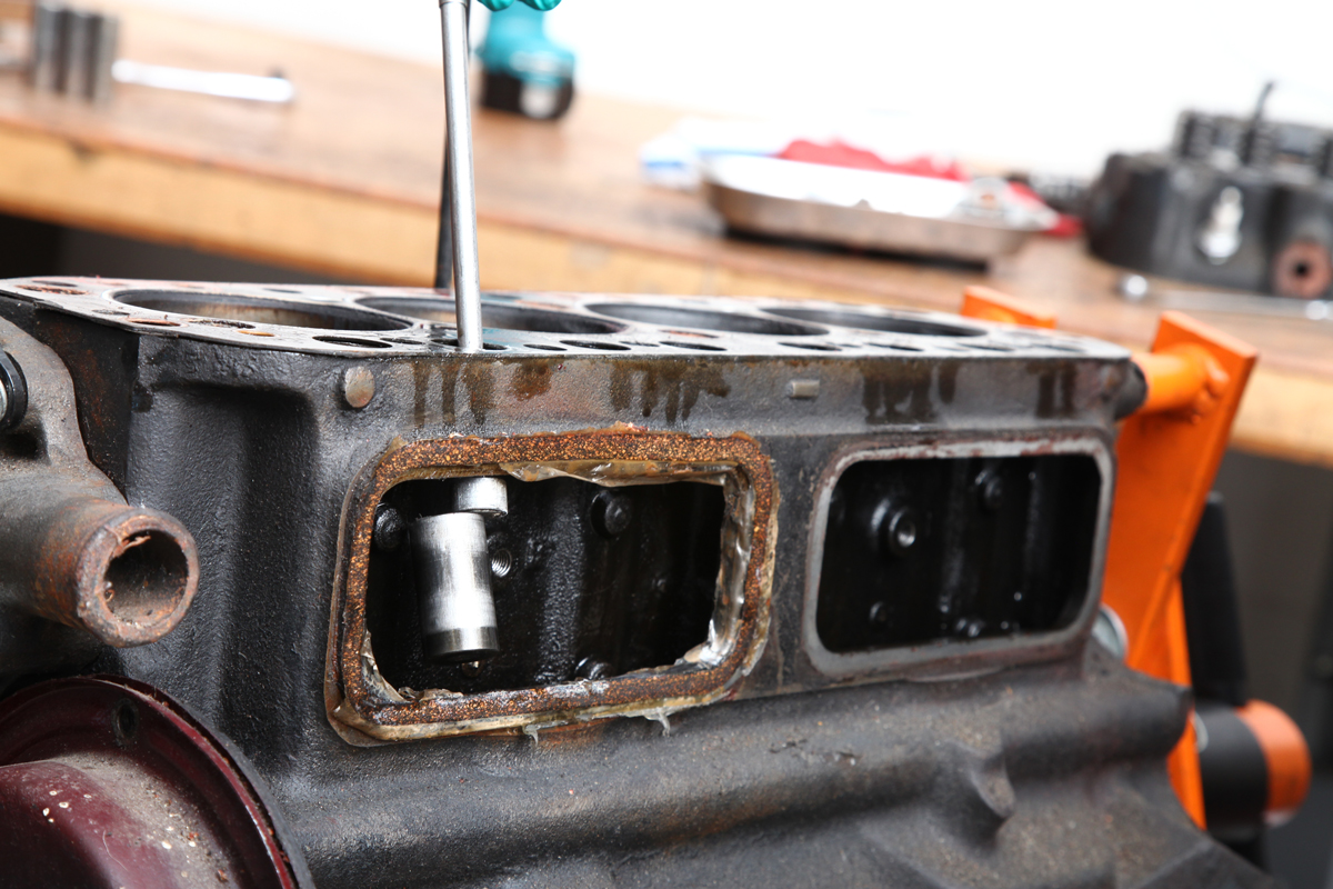 Disassembling and Inspecting a British Engine Moss Motoring